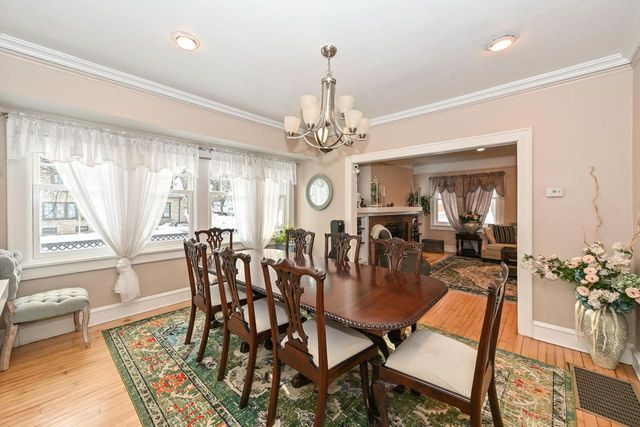 2804 N Grant BOULEVARD, Milwaukee, WI 53210