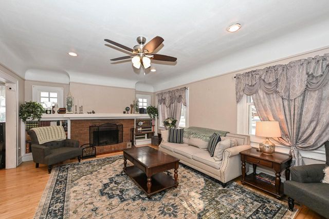 2804 N Grant BOULEVARD, Milwaukee, WI 53210