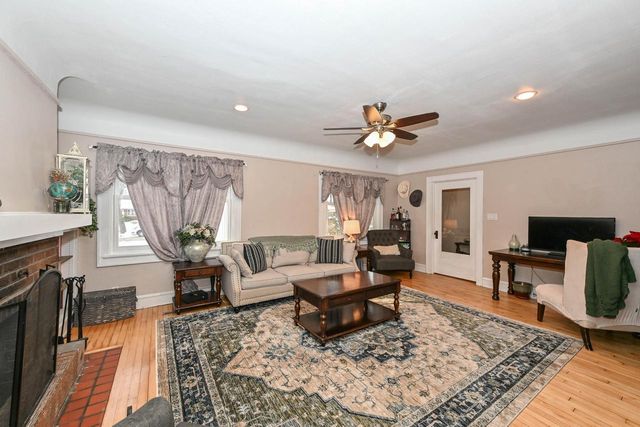 2804 N Grant BOULEVARD, Milwaukee, WI 53210