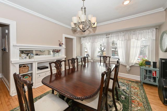 2804 N Grant BOULEVARD, Milwaukee, WI 53210