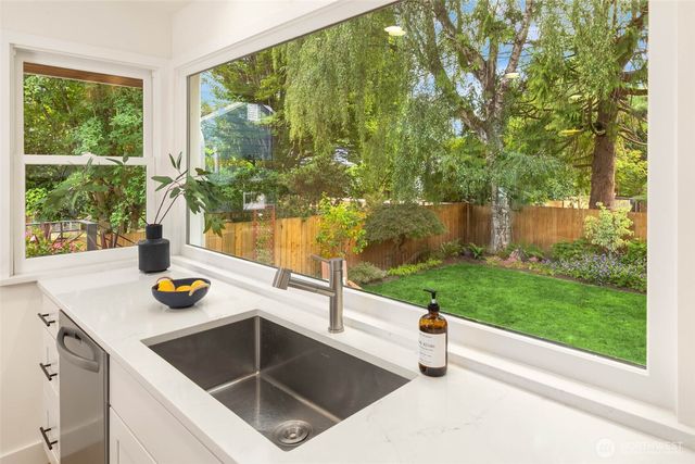 8233 40th Avenue NE, Seattle, WA 98115