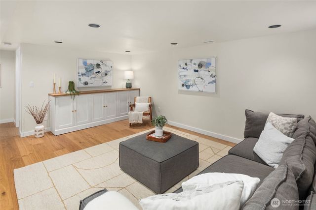 8233 40th Avenue NE, Seattle, WA 98115