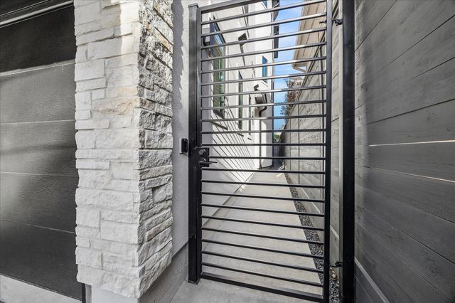 236 Birdsall Street, Houston, TX 77007