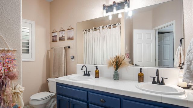 4610 W Grove Avenue, Visalia, CA 93291