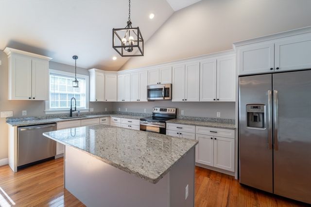 31 Scenic Dr, Worcester, MA 01602