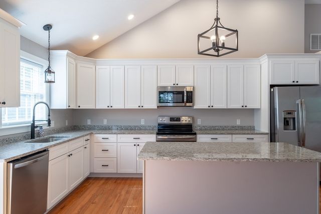 31 Scenic Dr, Worcester, MA 01602