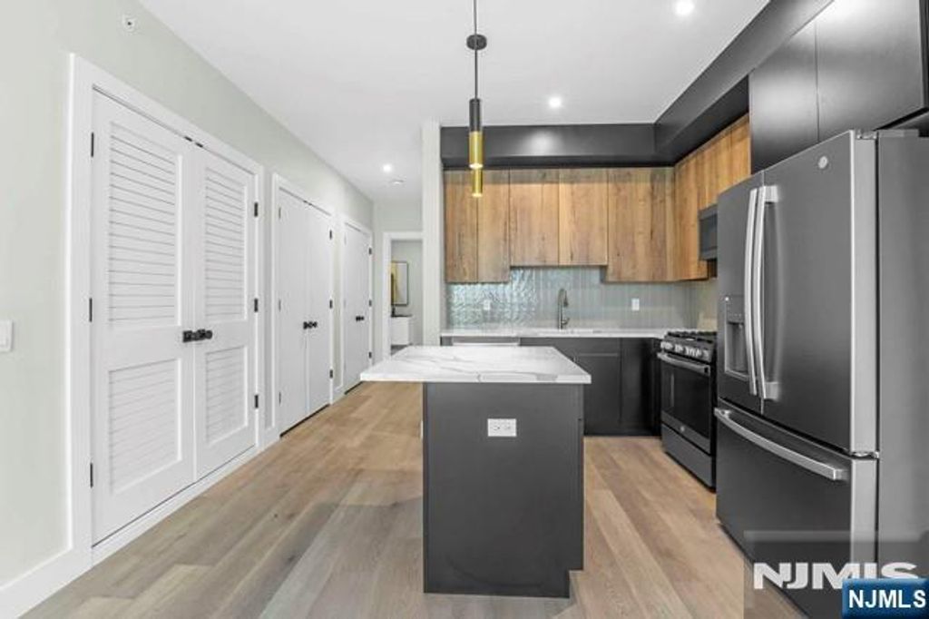 2021 Jones Road 205, Fort Lee, NJ 07024