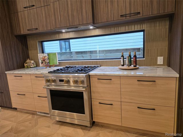 1833 N Washington Avenue, Royal Oak, MI 48073