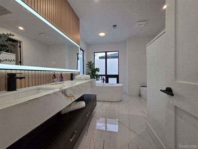 1833 N Washington Avenue, Royal Oak, MI 48073