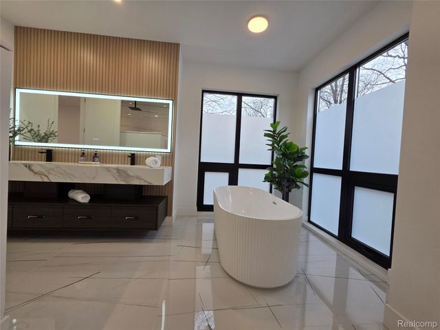 1833 N Washington Avenue, Royal Oak, MI 48073