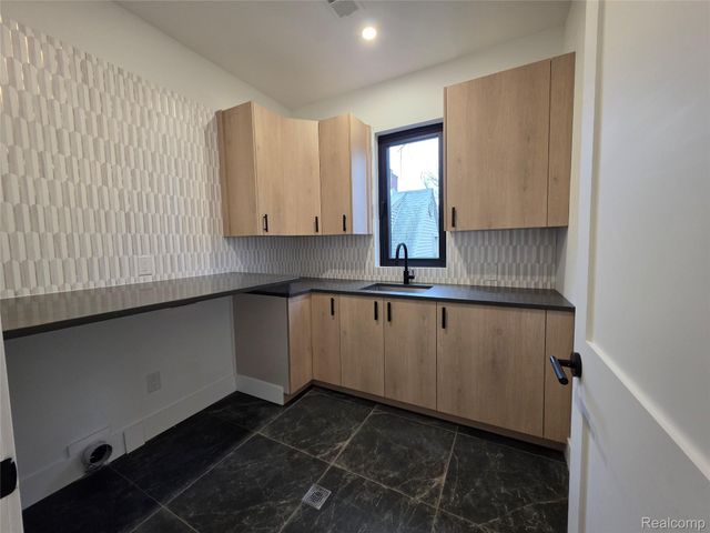 1833 N Washington Avenue, Royal Oak, MI 48073