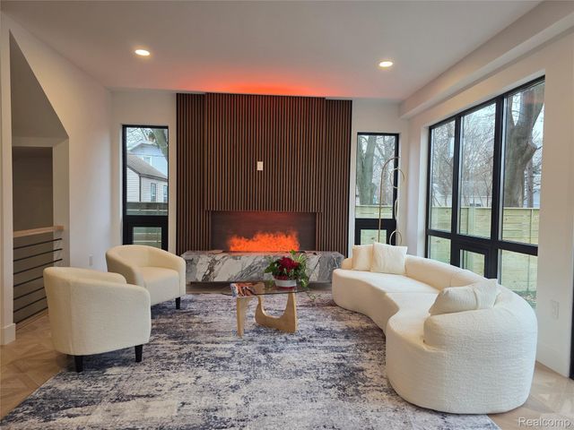 1833 N Washington Avenue, Royal Oak, MI 48073