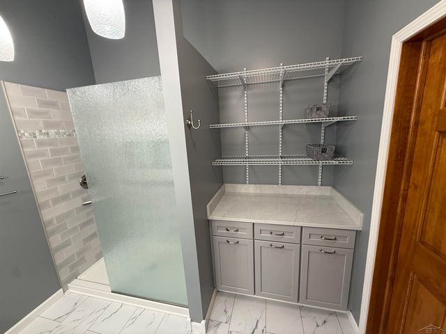 1825 N Miller Road, Saginaw, MI 48609