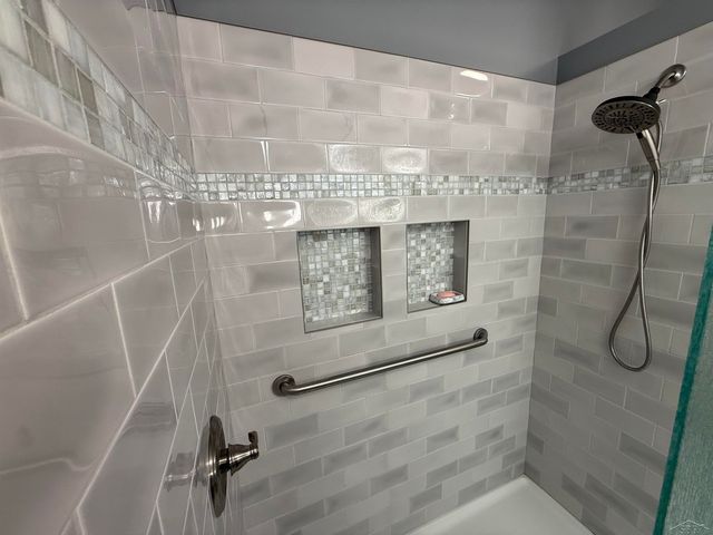 1825 N Miller Road, Saginaw, MI 48609