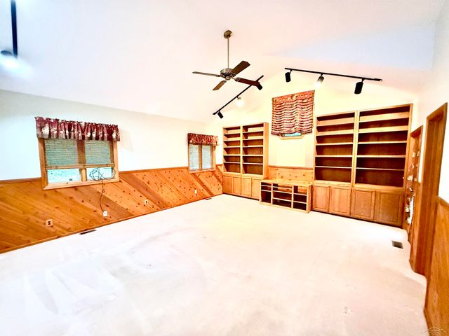 1825 N Miller Road, Saginaw, MI 48609