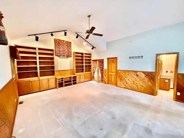 1825 N Miller Road, Saginaw, MI 48609