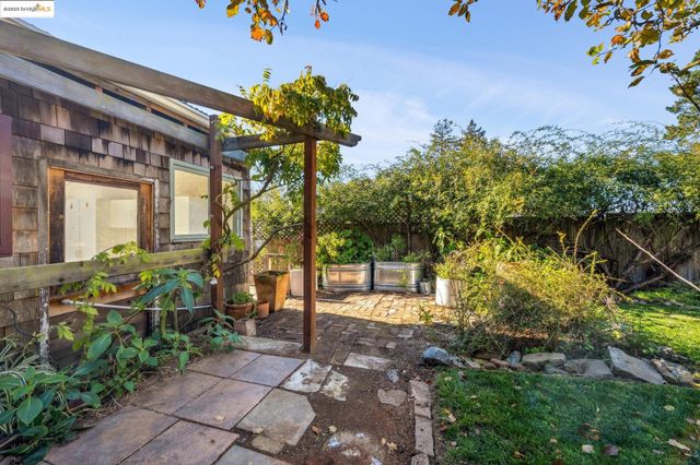 1005 Miller Ave, Berkeley, CA 94708