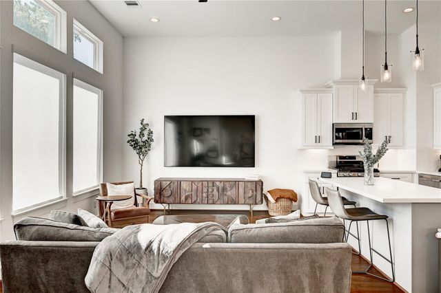 107 W Whitney Street E, Houston, TX 77018