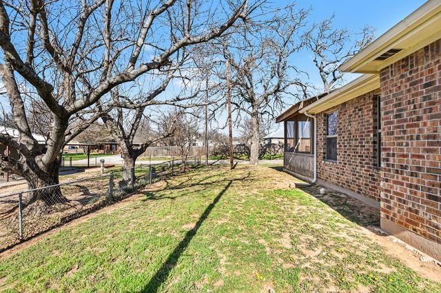 621 N Avenue B, Springtown, TX 76082