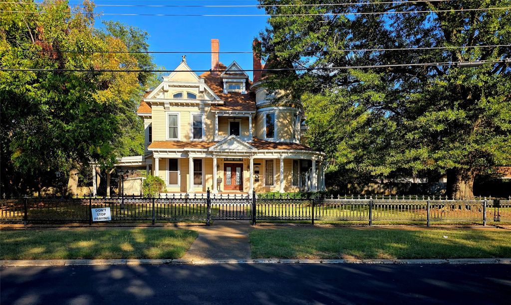 802 Fitzhugh Avenue, Paris, TX 75460