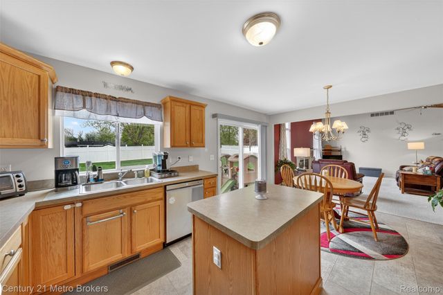 5265 Genesee Oaks Court, Grand Blanc, MI 48439