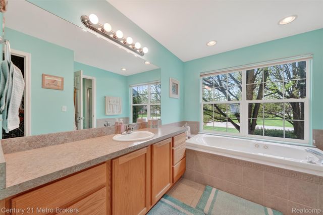 5265 Genesee Oaks Court, Grand Blanc, MI 48439
