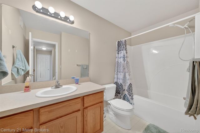 5265 Genesee Oaks Court, Grand Blanc, MI 48439