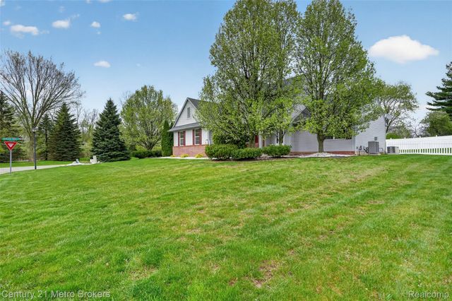 5265 Genesee Oaks Court, Grand Blanc, MI 48439