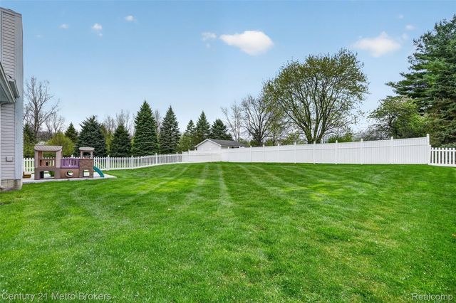 5265 Genesee Oaks Court, Grand Blanc, MI 48439