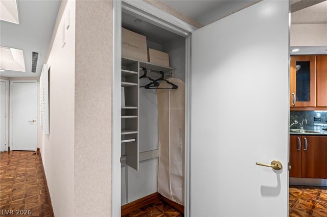 2877 Paradise Road 504, Las Vegas, NV 89109