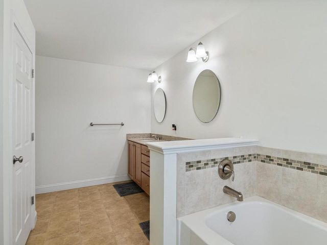 35 Sommerfield Avenue, South Burlington, VT 05403