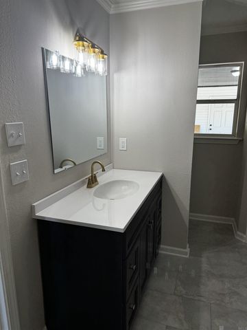 2124 Helm Dr, Baton Rouge, LA 70820