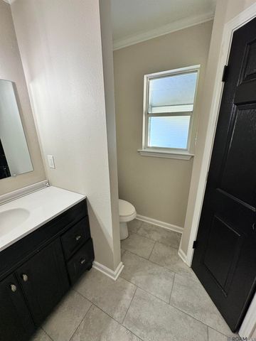 2124 Helm Dr, Baton Rouge, LA 70820