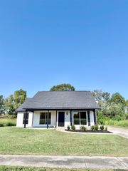 2124 Helm Dr, Baton Rouge, LA 70820