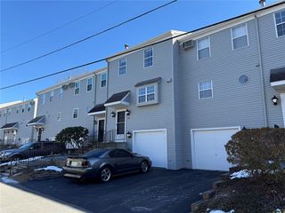 565 Quaker Lane 58, West Warwick, RI 02893