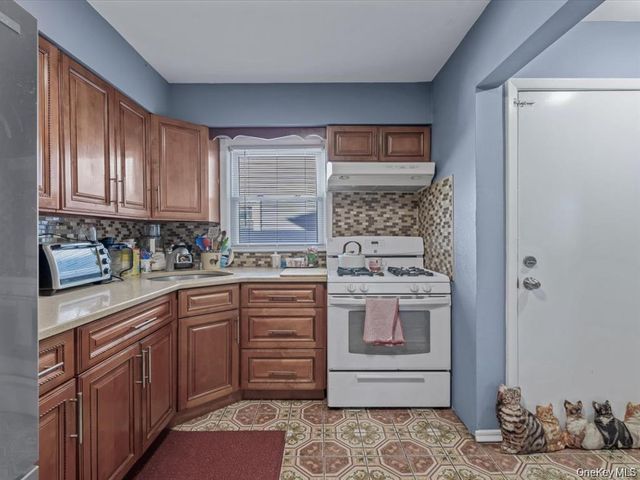 206 Hunnewell Avenue, Elmont, NY 11003