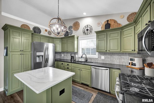 1821 PARKFIELD Drive, Pekin, IL 61554