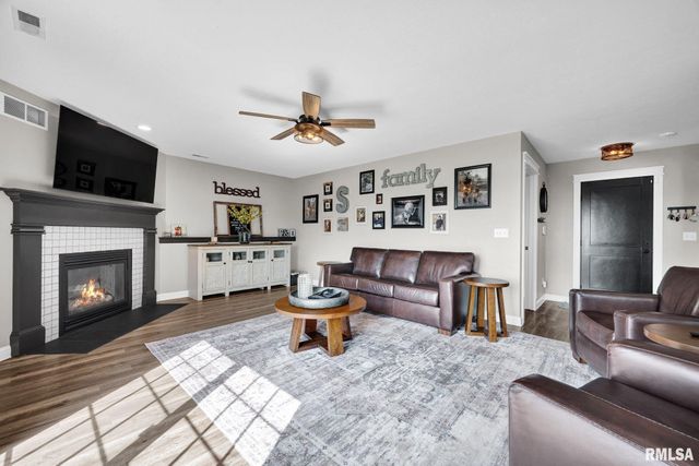 1821 PARKFIELD Drive, Pekin, IL 61554
