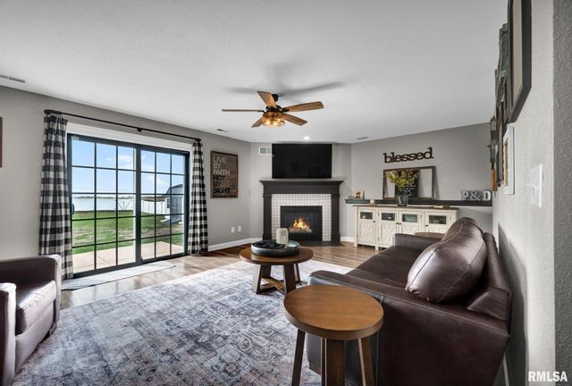 1821 PARKFIELD Drive, Pekin, IL 61554