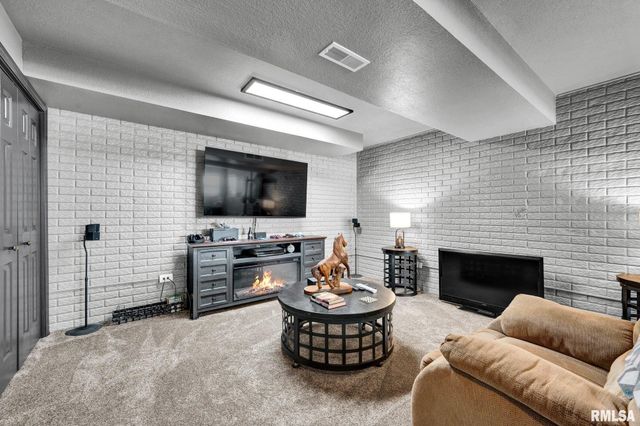 1821 PARKFIELD Drive, Pekin, IL 61554