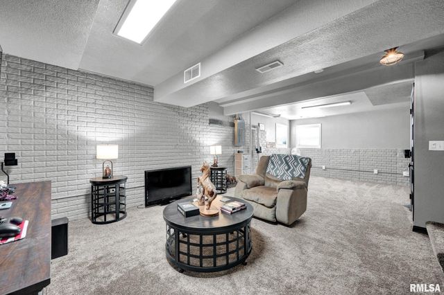 1821 PARKFIELD Drive, Pekin, IL 61554