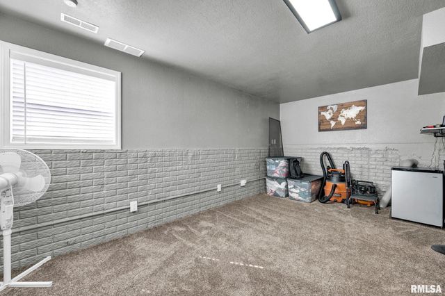 1821 PARKFIELD Drive, Pekin, IL 61554