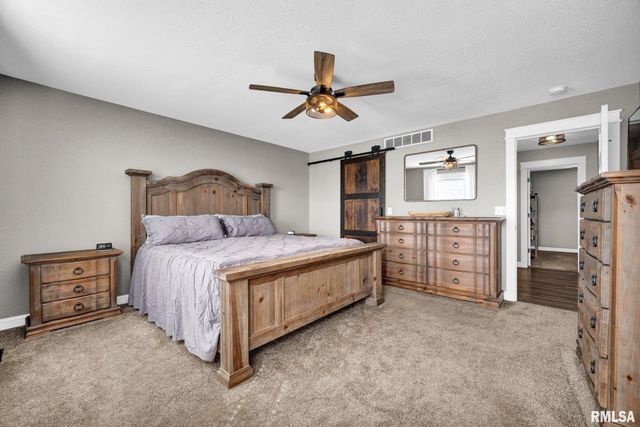 1821 PARKFIELD Drive, Pekin, IL 61554