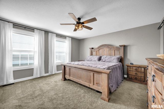 1821 PARKFIELD Drive, Pekin, IL 61554