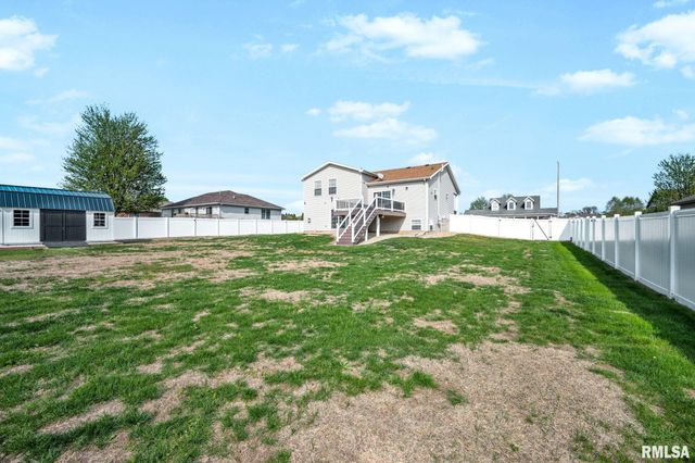 1821 PARKFIELD Drive, Pekin, IL 61554