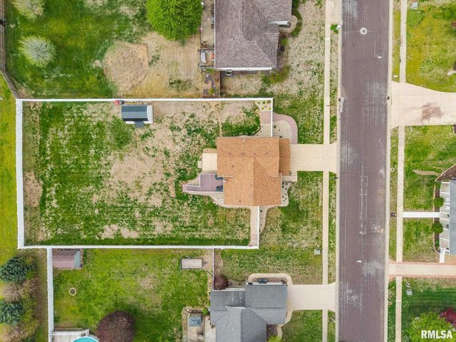 1821 PARKFIELD Drive, Pekin, IL 61554