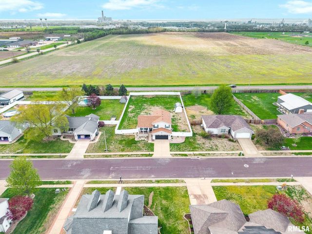 1821 PARKFIELD Drive, Pekin, IL 61554