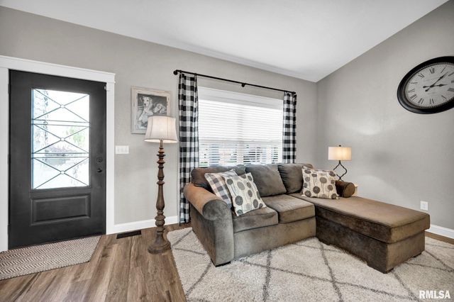 1821 PARKFIELD Drive, Pekin, IL 61554