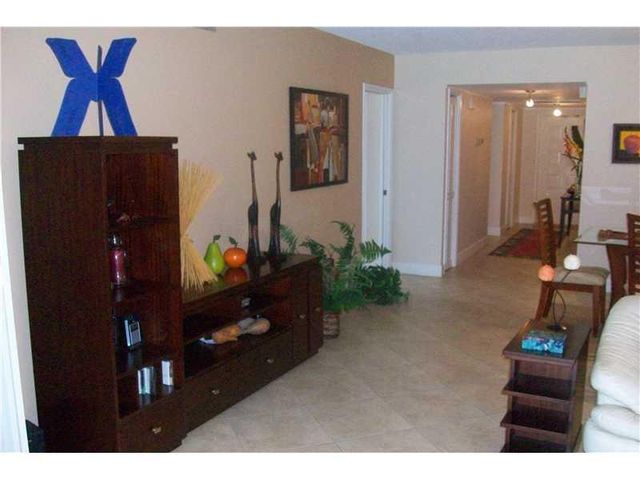 4031 N Cypress Drive 101, Pompano Beach, FL 33069