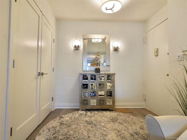 50 Hillpark Avenue 3E, Great Neck Plaza, NY 11021